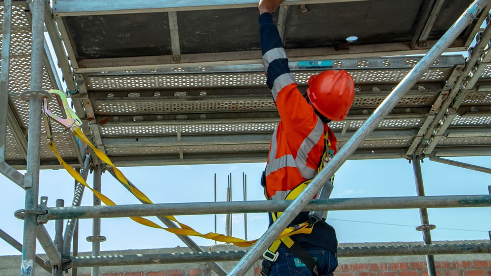 TÉCNICAS DE SEGURIDAD DE MONTAJE Y DESMONTAJE DE ANDAMIOS